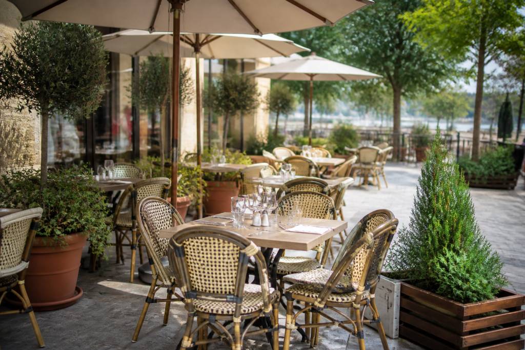 Choisir le mobilier idéal pour une terrasse de restaurant accueillante